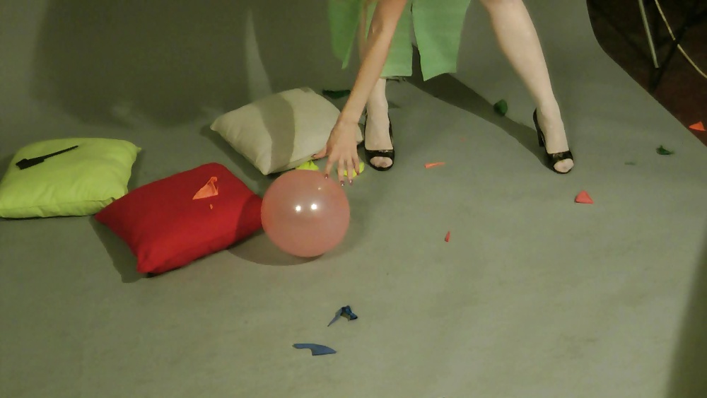 Lisa popping balloons porn gallery
