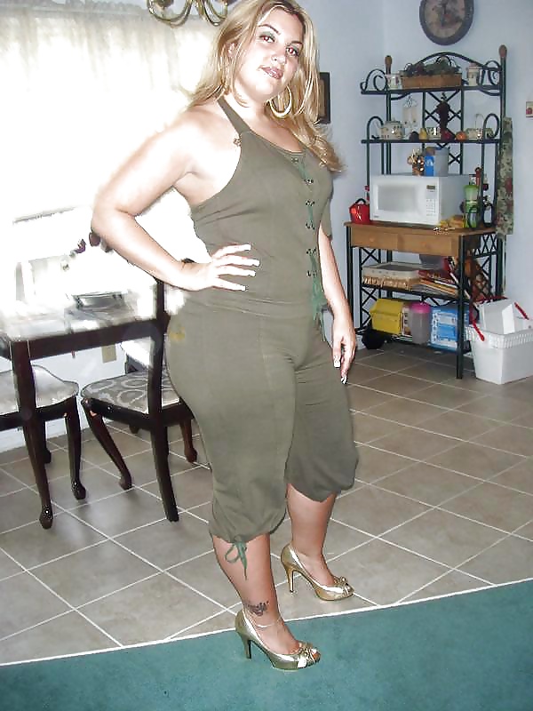 Busty Nanette 2 porn gallery