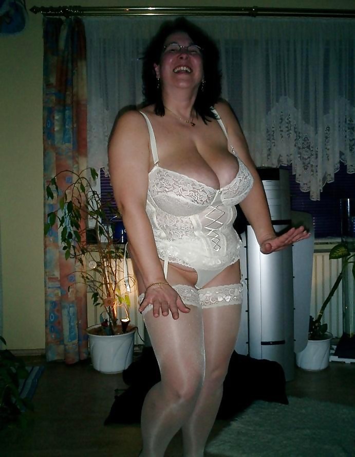 Sexy Busty Mature Wife Hettie porn gallery