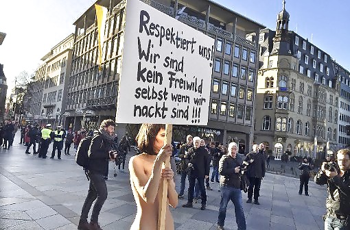 Milo Moire protestiert am Koelner Dom (Abendzeitung) porn gallery