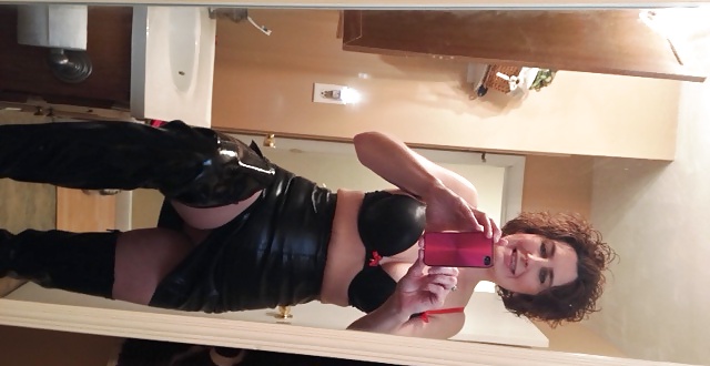 HOT MILF IN BOOTS AND LEATHER SKIRT porn gallery