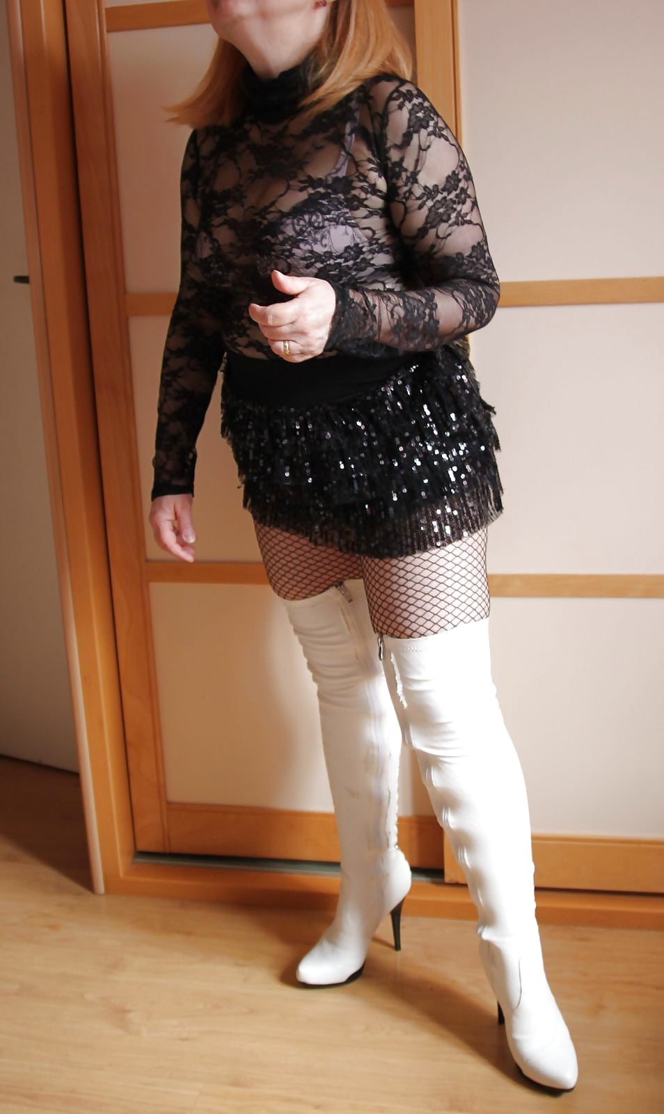 Julia en cuissardes blanches porn gallery