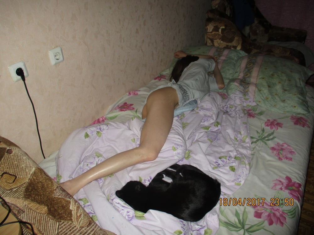 Пьяные спящие девушки фото. Пьяные девушки в квартире. Пьяные девушки на кровати.