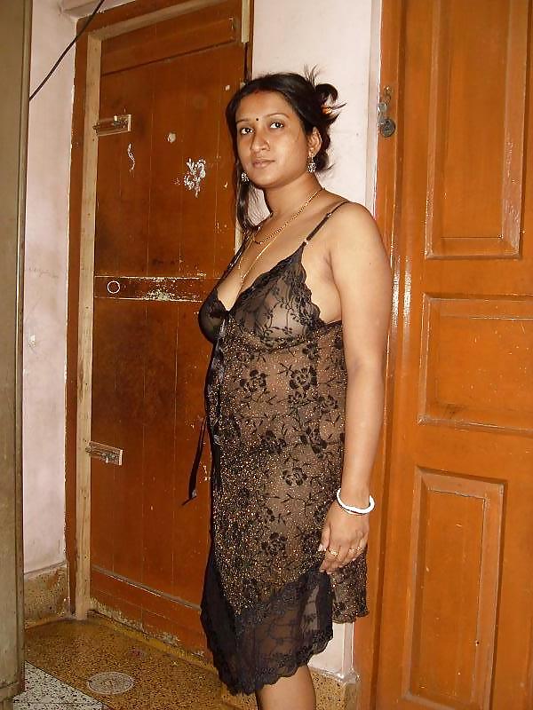 Indian Busty House Wife porn gallery