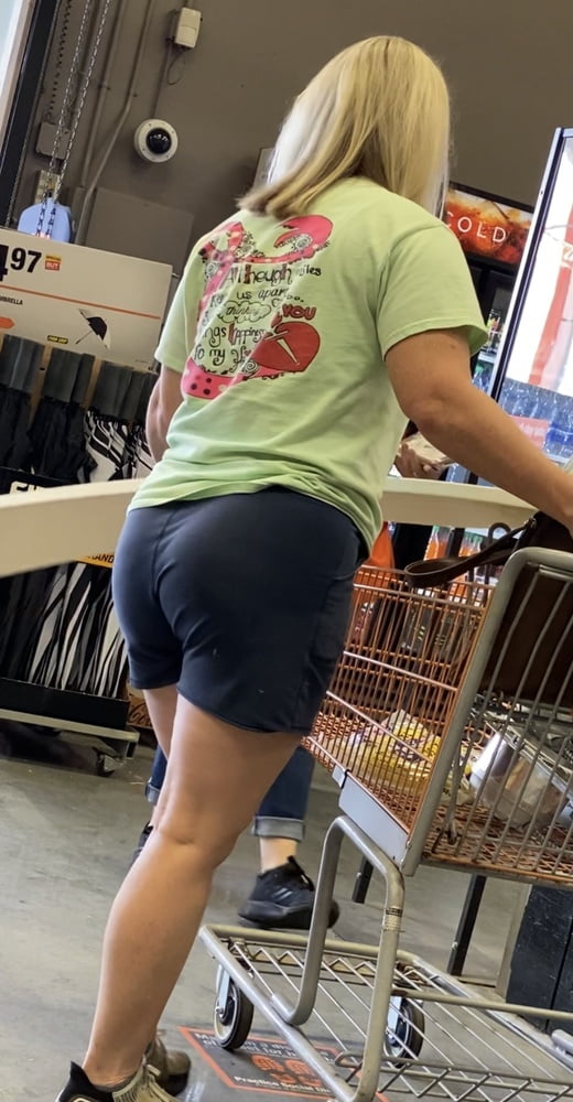 Mature milf ass eating shorts - 15 Photos 