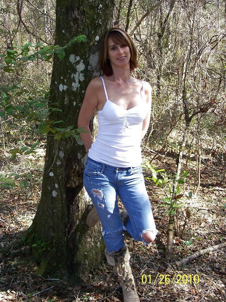 BEAUTIFUL MILF POSING OUTDOOR porn gallery