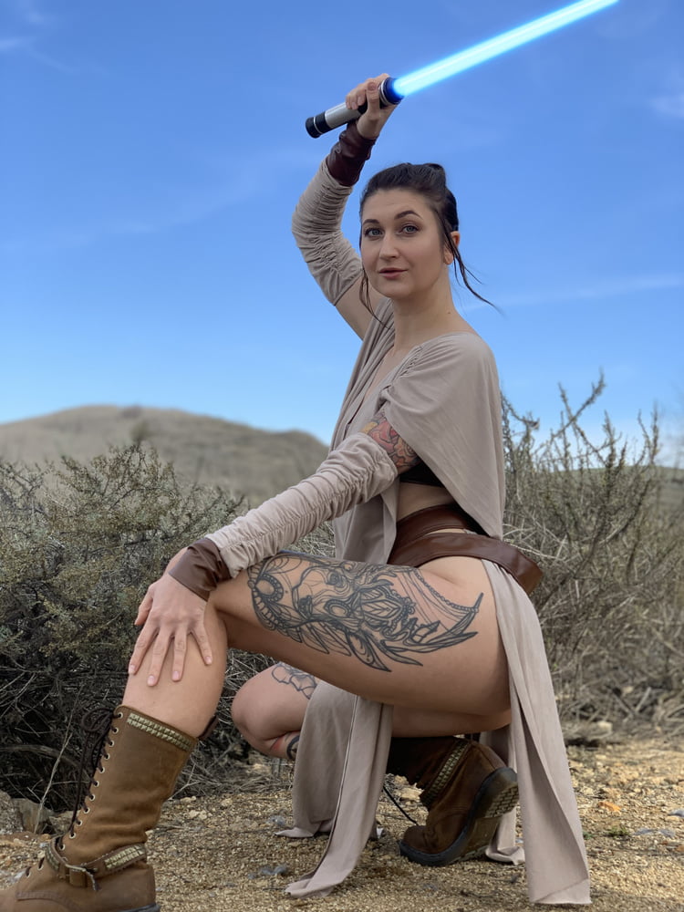 Rey Cosplay - 17 Photos 