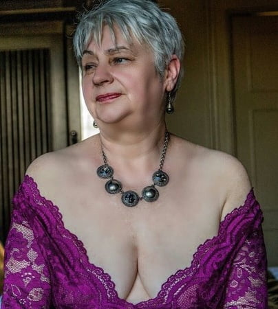 mature ladies braless cleavage pokies             