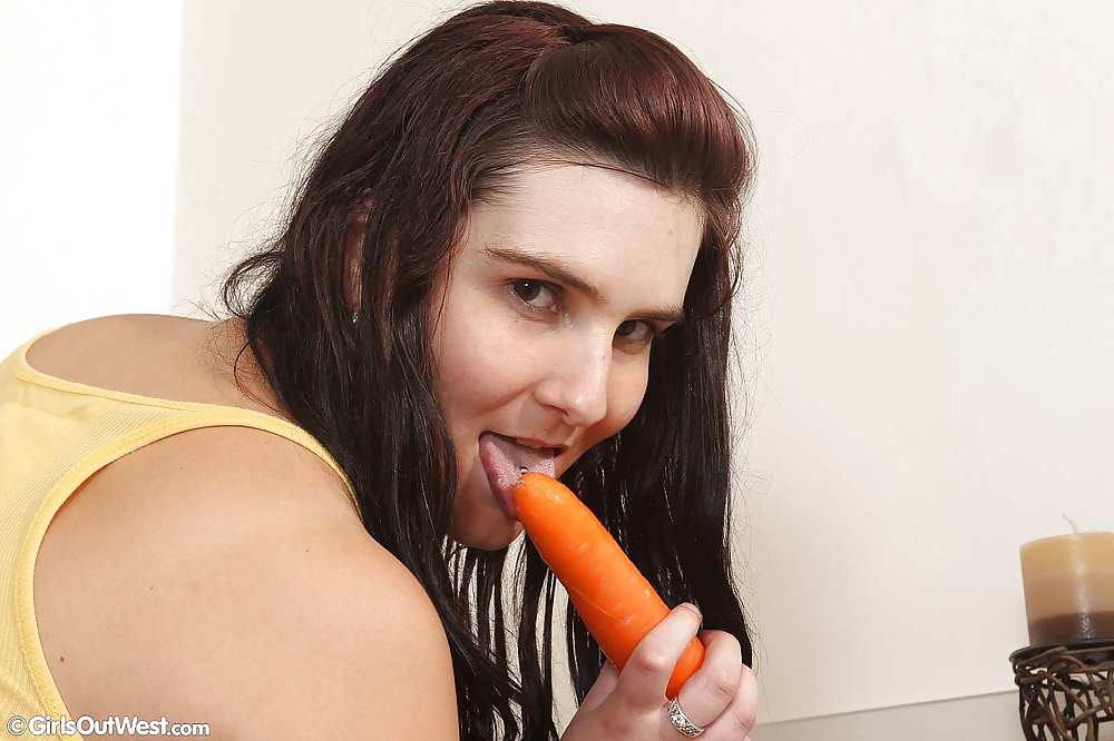 Busty plumper loves carrots in her hairy cunt porn gallery