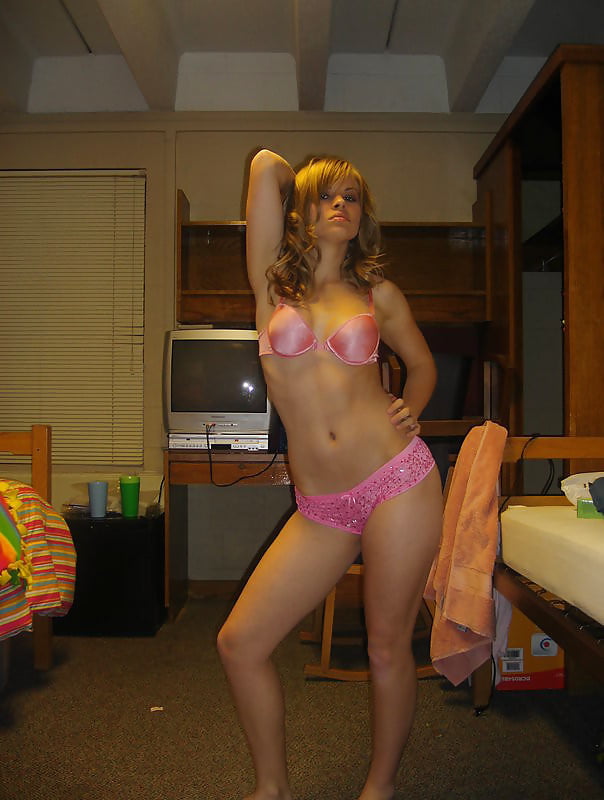 Young slut posing porn gallery