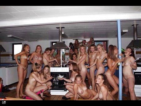 (scandinavian) College girls naked group picture