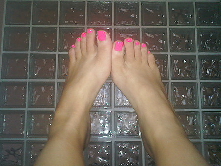 my pretty pink toes! cum all over my feet baby!