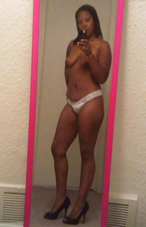 Tall Brownskin Chick posing for boyfriend porn gallery