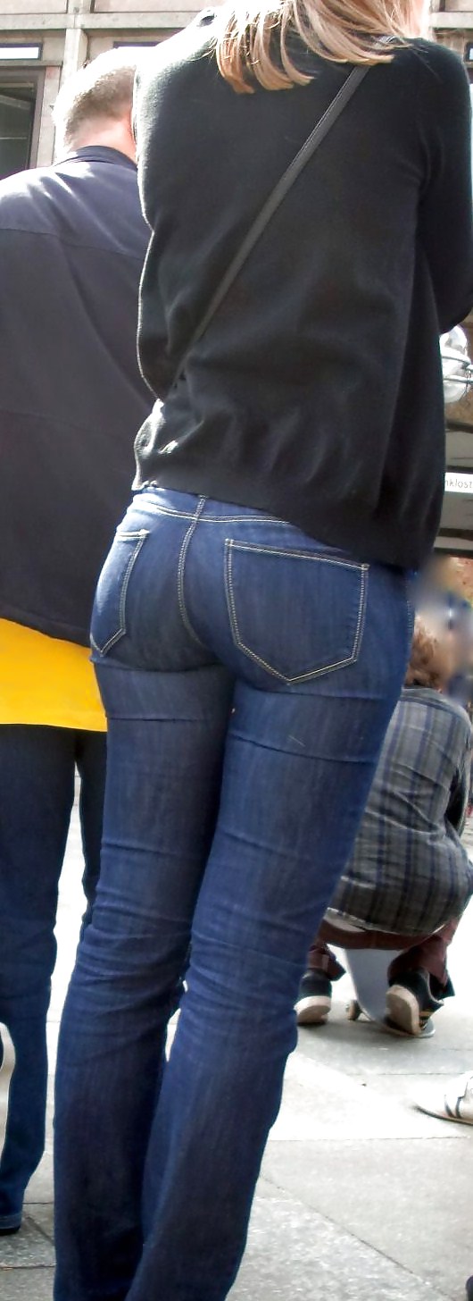 Downtown Toronto- She seemed like a Tourist - Nice Jeans porn gallery