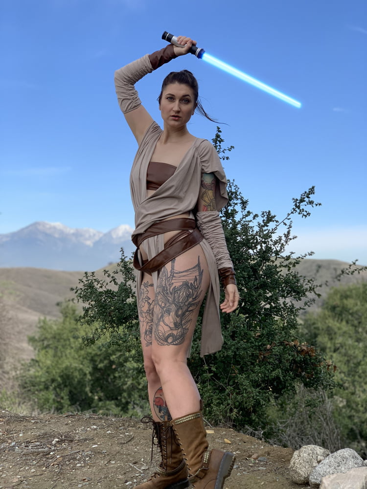 Rey Cosplay - 17 Photos 