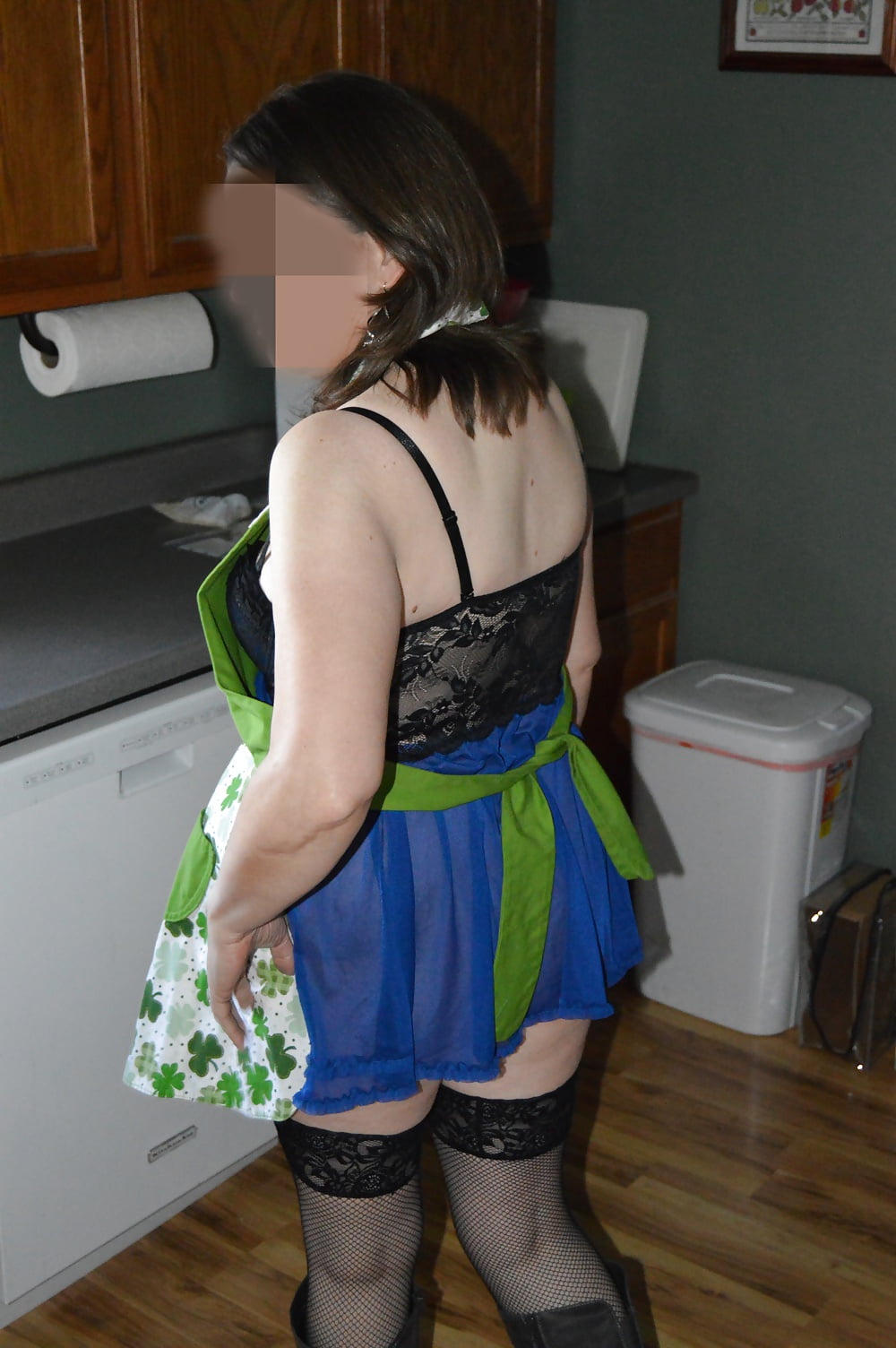 Sexy Mormon MILF in the kitchen porn gallery