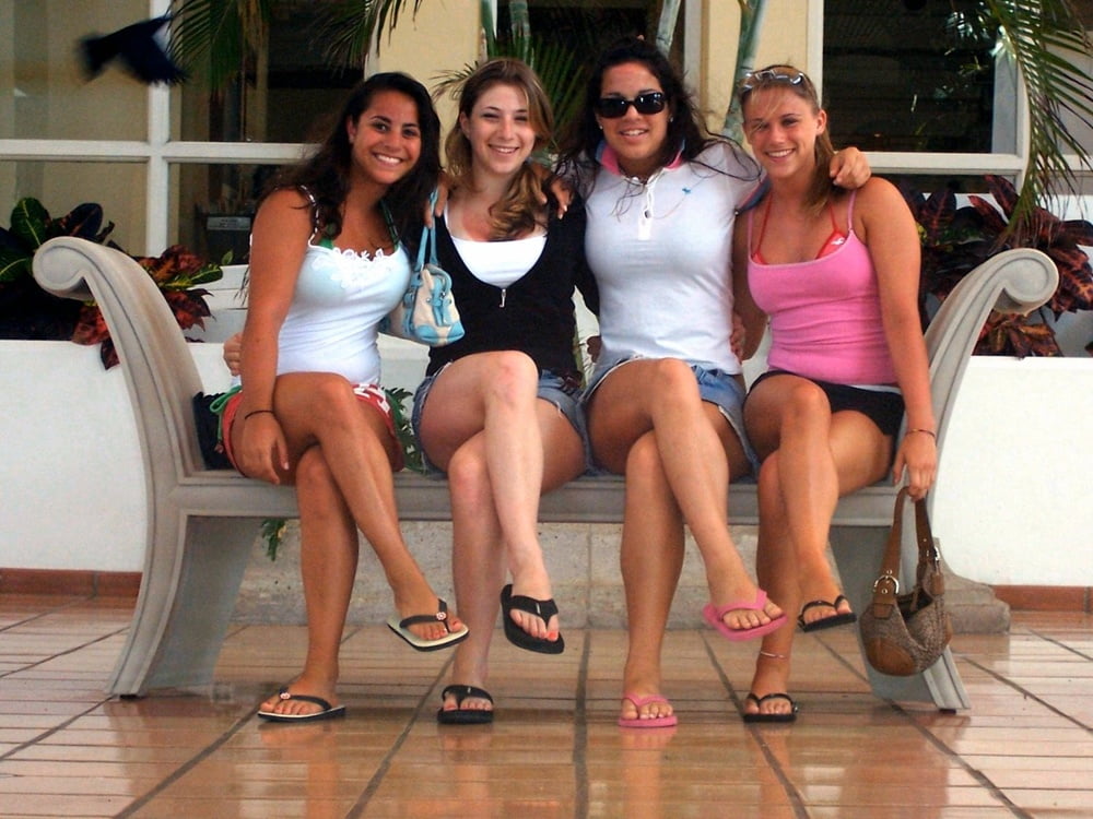 teen-girls-in-skirts-in-groups