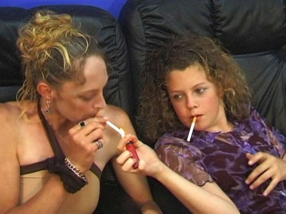 Курящие мамы и дочки. Учит курить. Мама и дочь курильщицы. Мать и дочь курят.