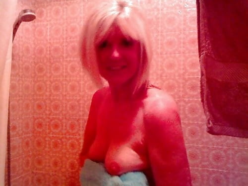 Sexy gilf loves to show off her shaved pussy - 39 Photos 