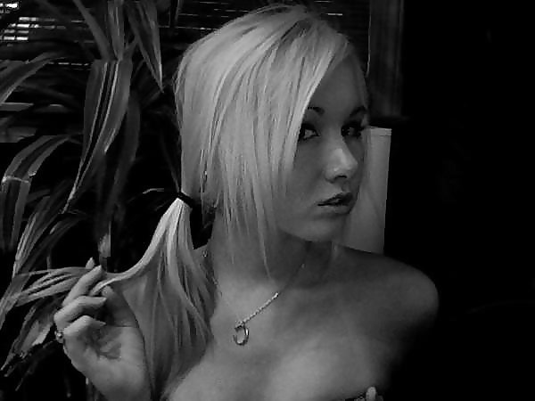 Sexy Blond SelfShooter porn gallery