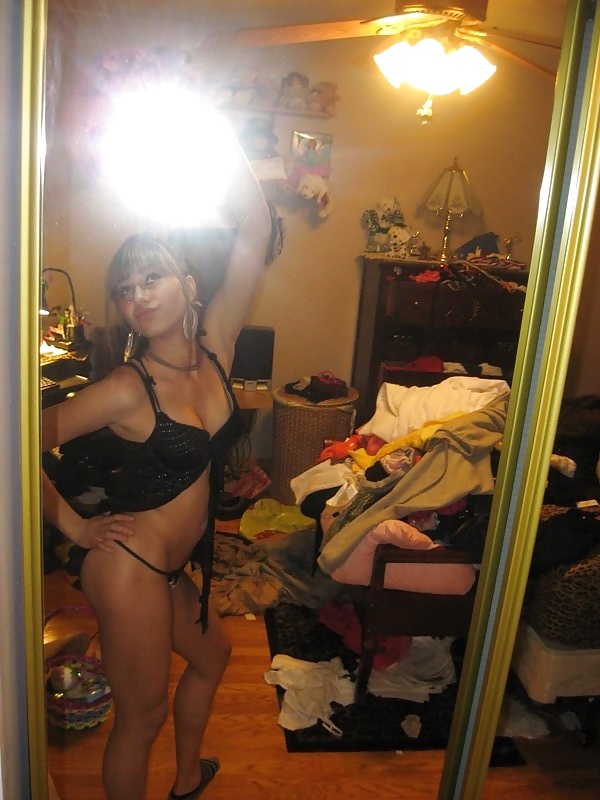 Slut posiert vorm Spiegel porn gallery