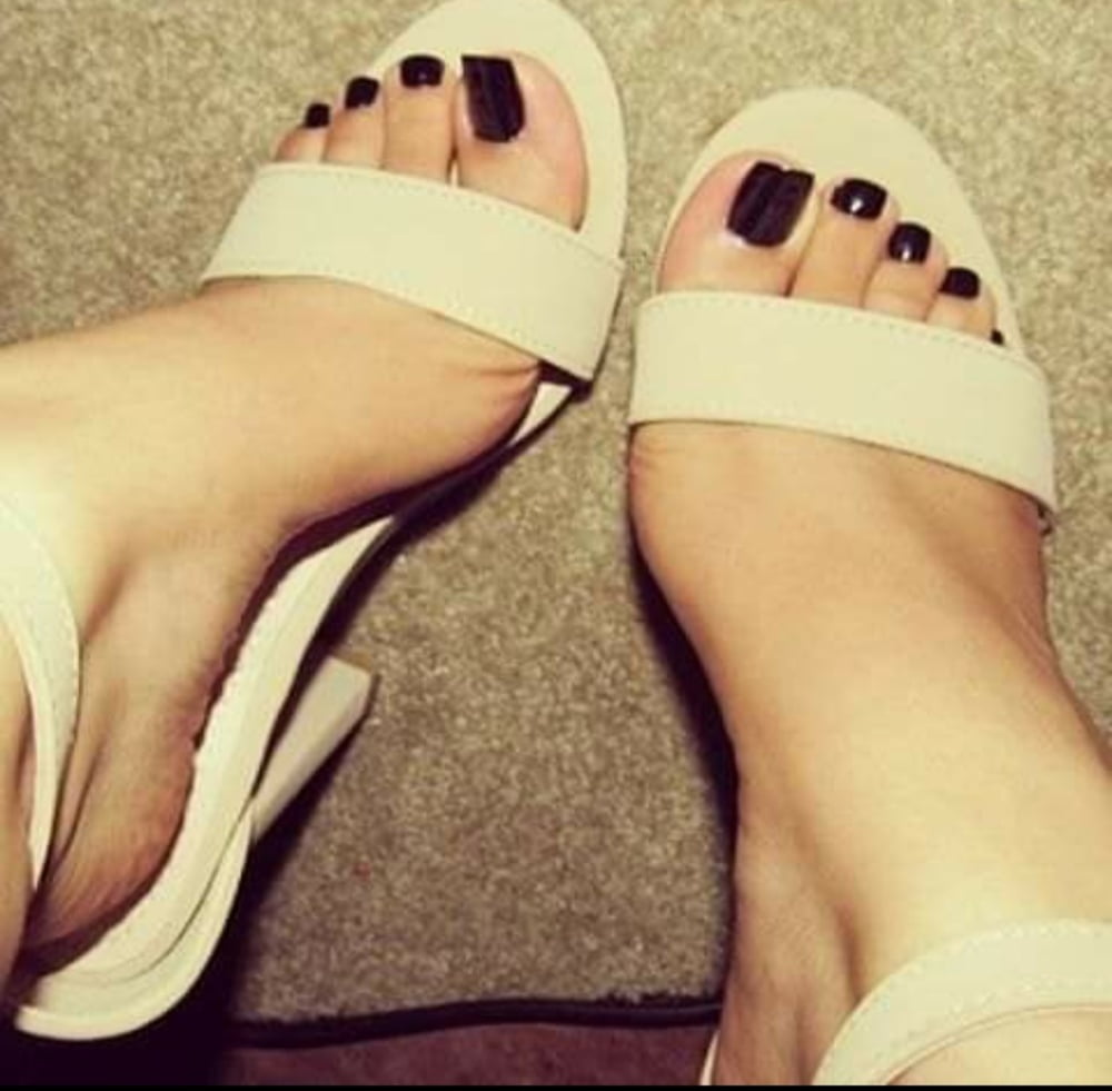 Friends feet and shoes - 8 Photos 