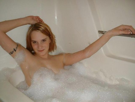 GIRL NAKED IN BATHTUBE