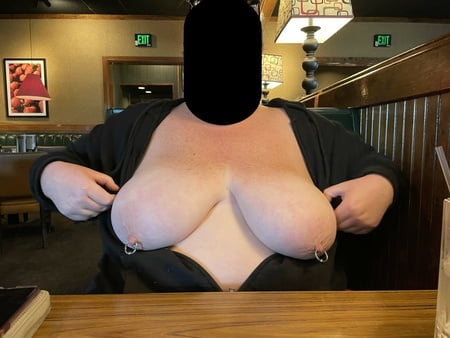 newondoncouple flashing tits at ruby tuesday         