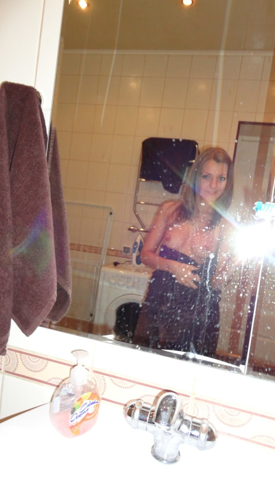Amateur brunette babe taking selfies before her shower - 41 Photos 
