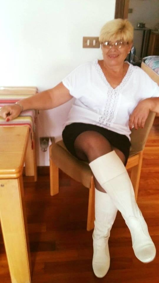 Granny show legs in pantyhose porn gallery