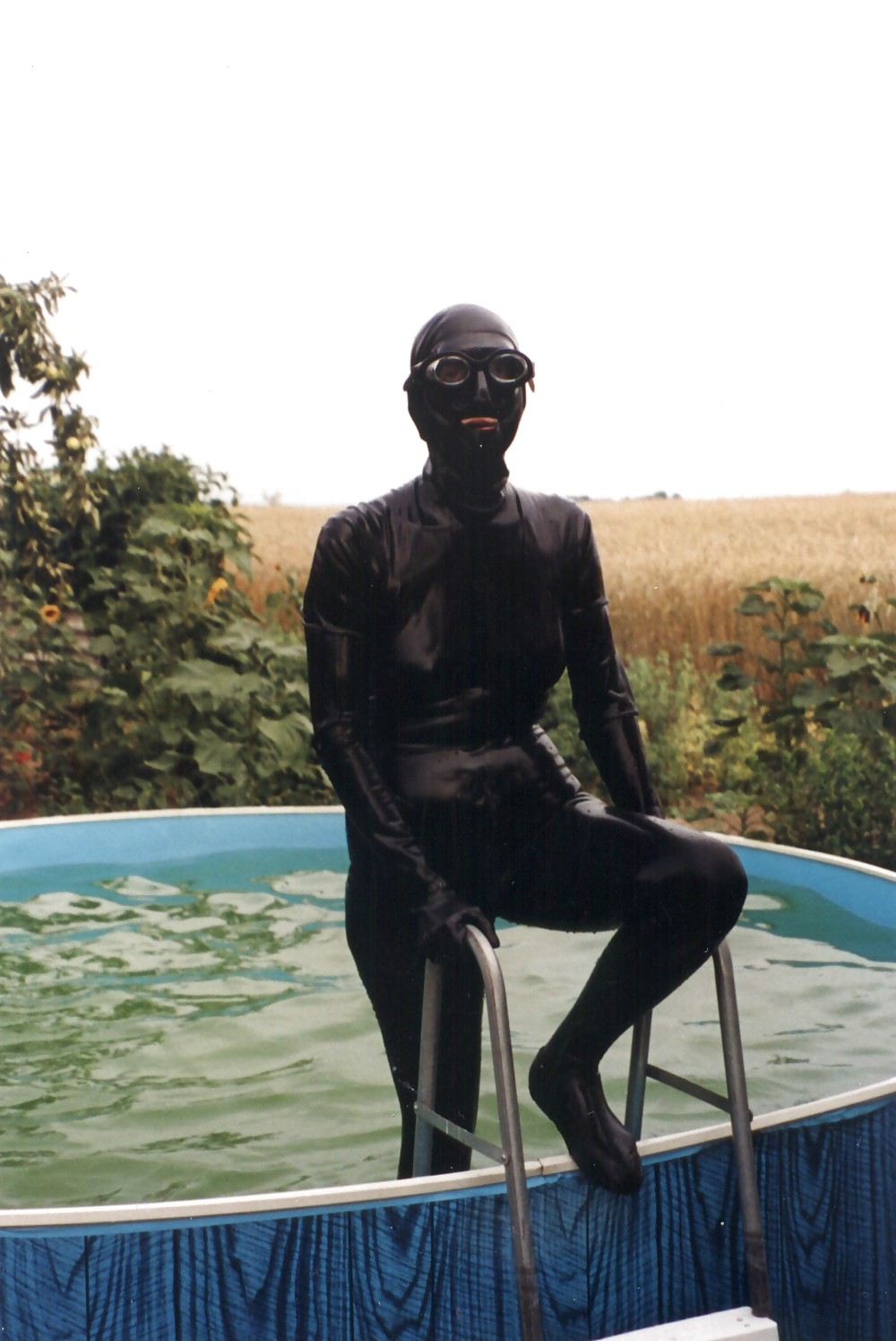 Latex im Pool porn gallery