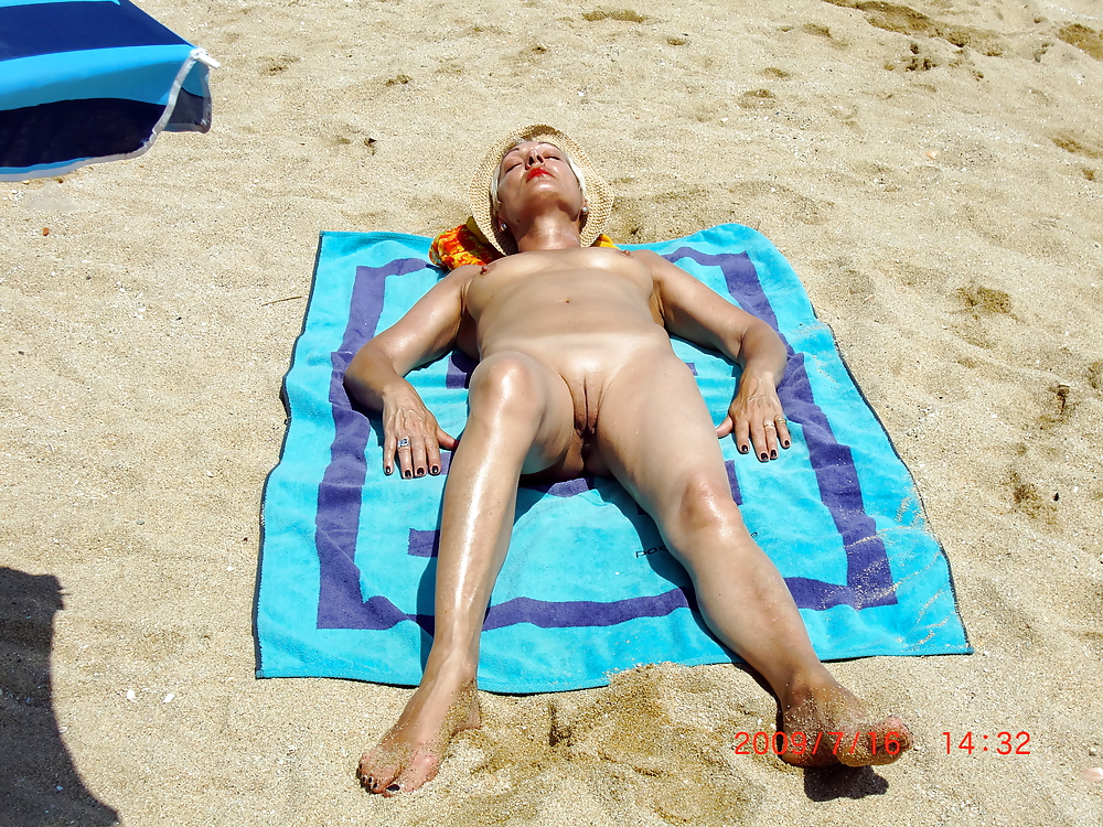 NUDE AT THE BEACH porn gallery