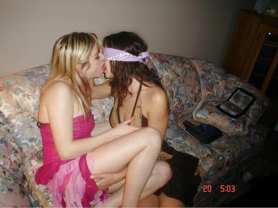 Kissing girls 3 porn gallery