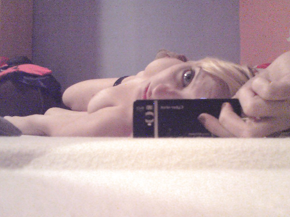 Blonde Amateur Girl takes Selfshots porn gallery