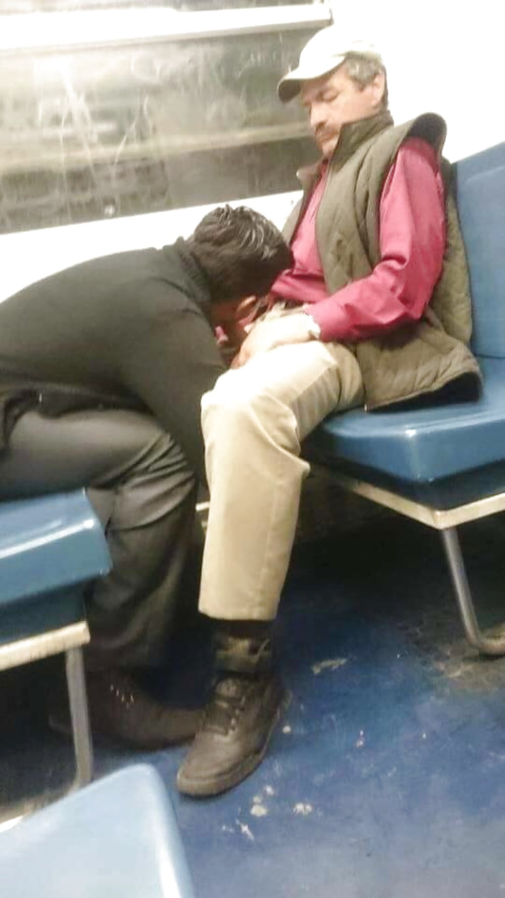 Mamando verga en el metro