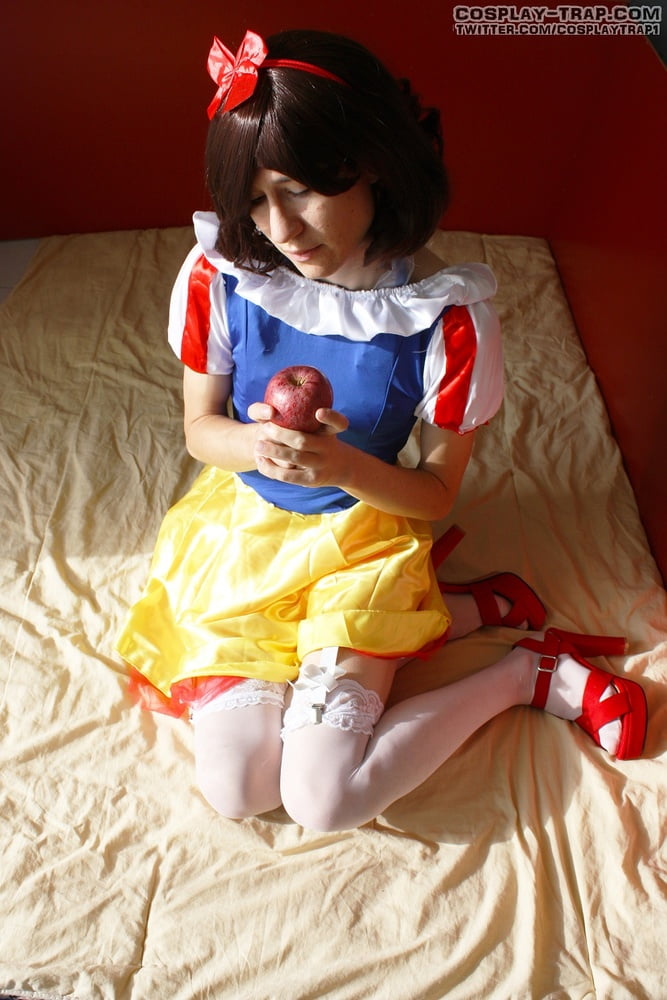 Crossdress Cosplay Snow White And The Horny Poisoned Apple 12 Pics