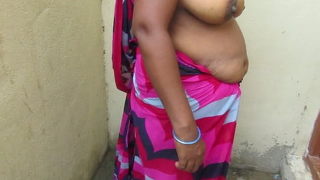 tamil aunty standing to show her boobs very hot         