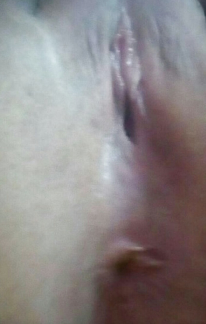 Novinha deliciosa, peituda mostrando a bucetinha porn gallery