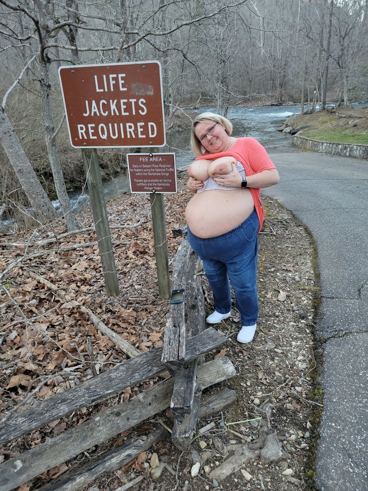 BBW Busty Wench fun in the Great Smokies - 17 Photos 