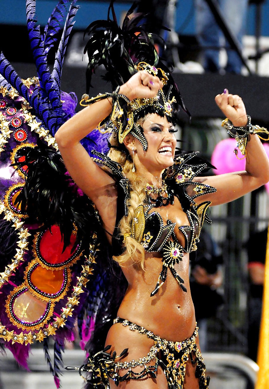 Девушка карнавал. Девушки на карнавале в Рио-де-Жанейро. Бразильянки на карнавале в Рио-де-Жанейро. Карнавал Бразилия девушки. Танцовщицы карнавала в Бразилии.