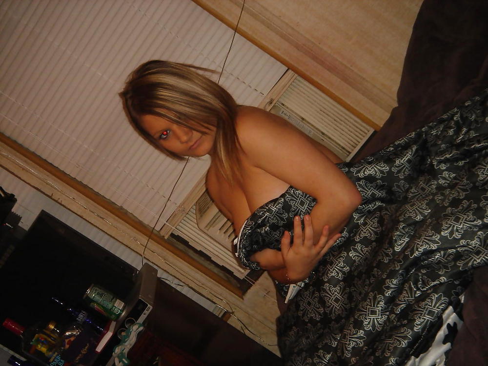 AMATEUR JULIA SHOWING OFF porn gallery