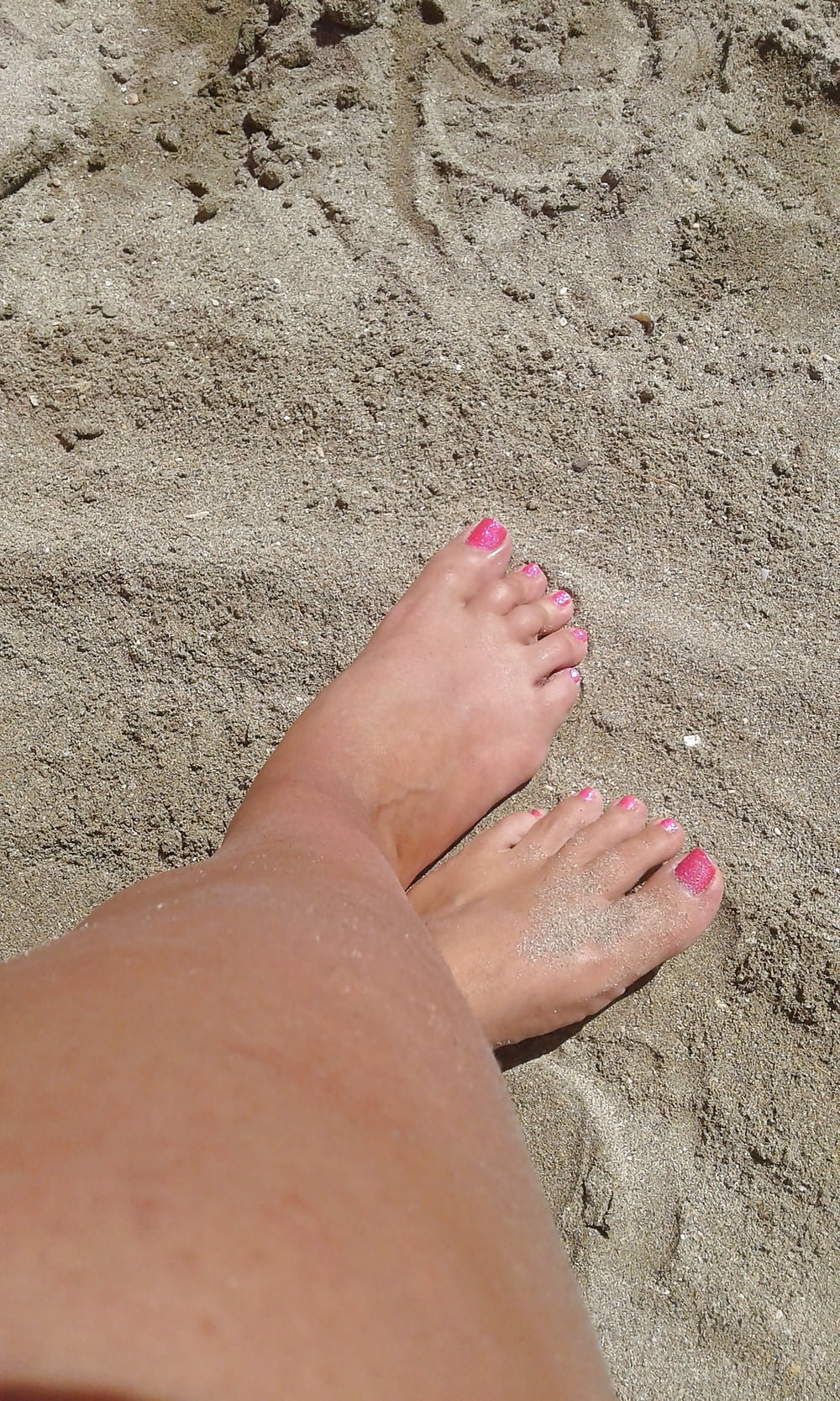 Pieds dans le sable a la plage porn gallery