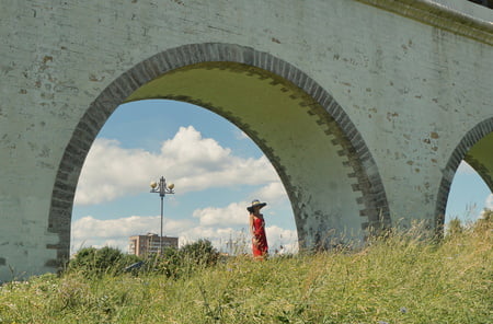 under arch         