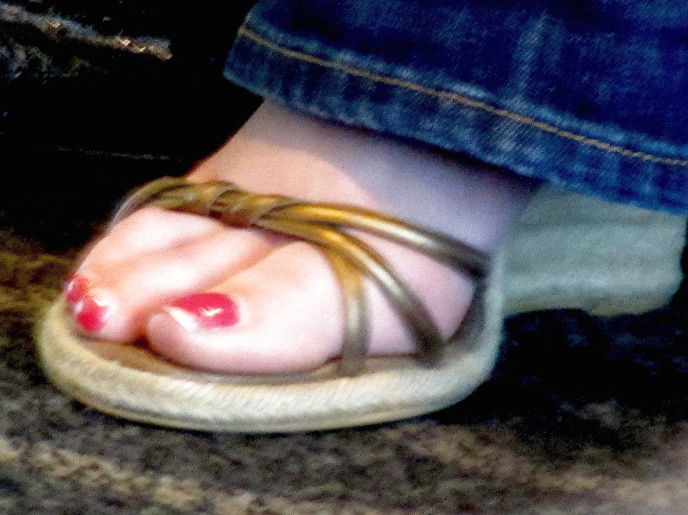 Foot Fetish: Female Toes at the Airport porn gallery