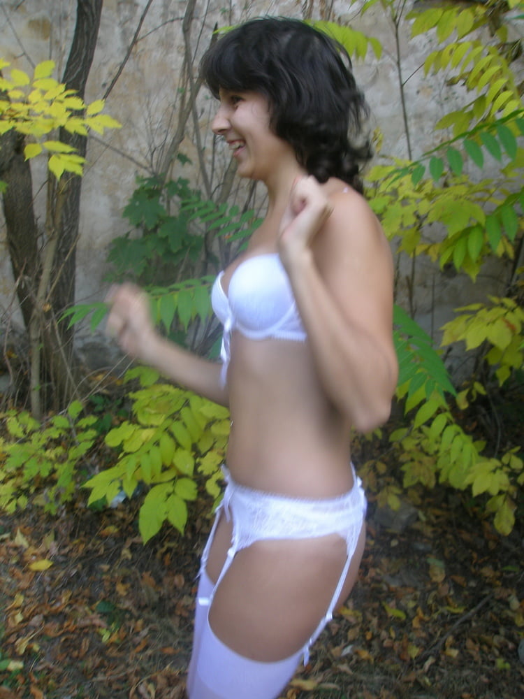 Nude Amateur Pics - Latina Teen Outdoor Posing porn gallery