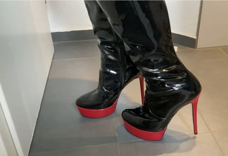 black and red fetish pissing         