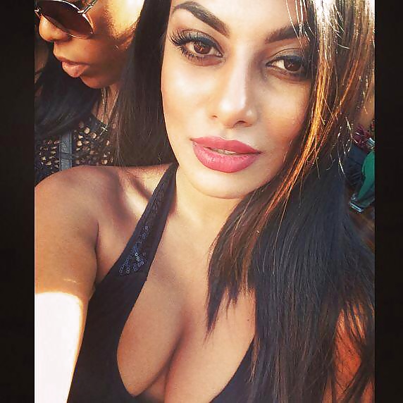 INDIAN DESI BITCH porn gallery