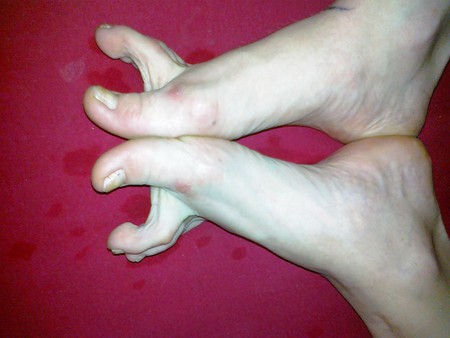 Karina 's Feet - Foot model spreads long flexible toes