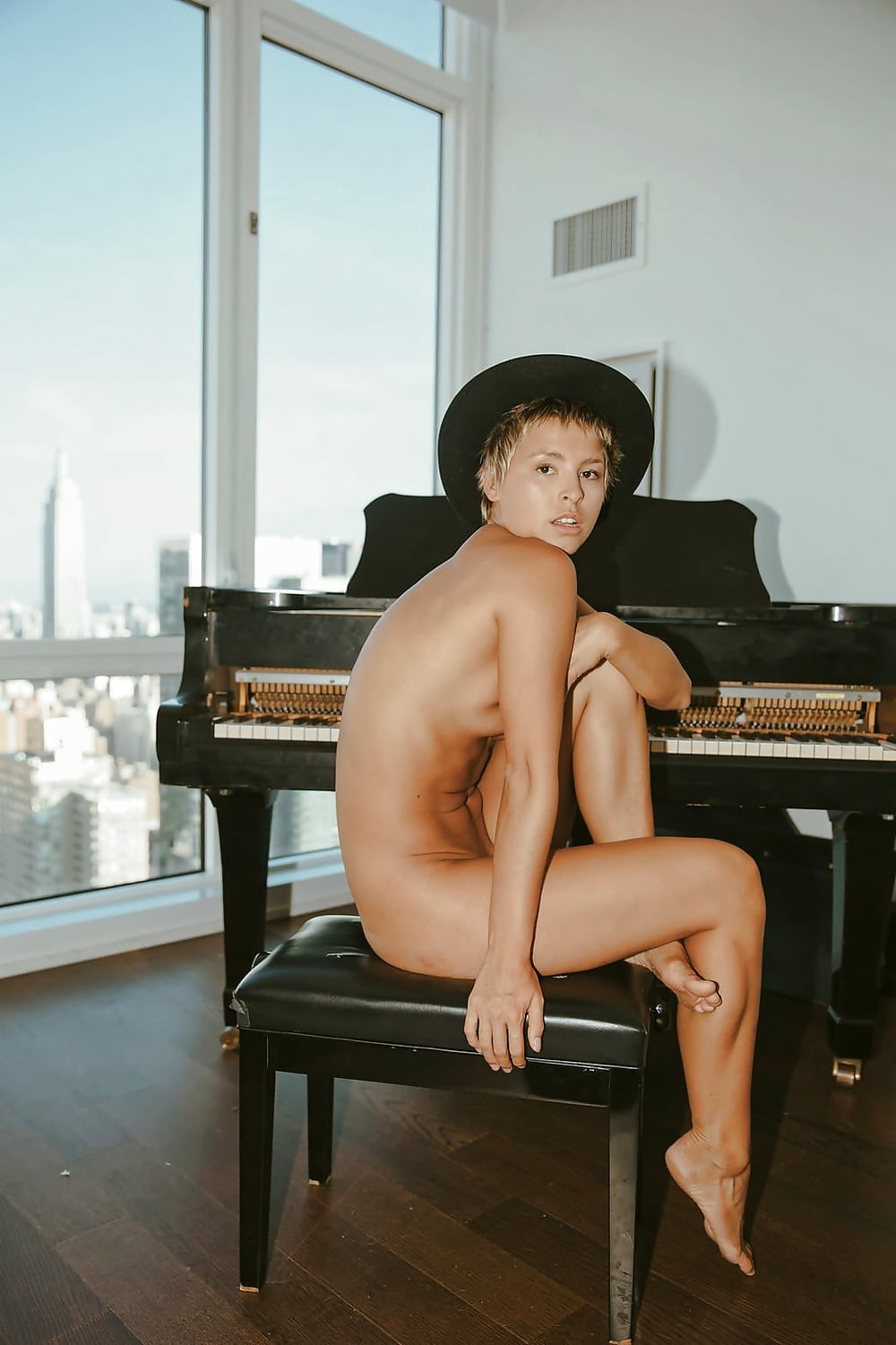 Naked promi Celebrity upskirt