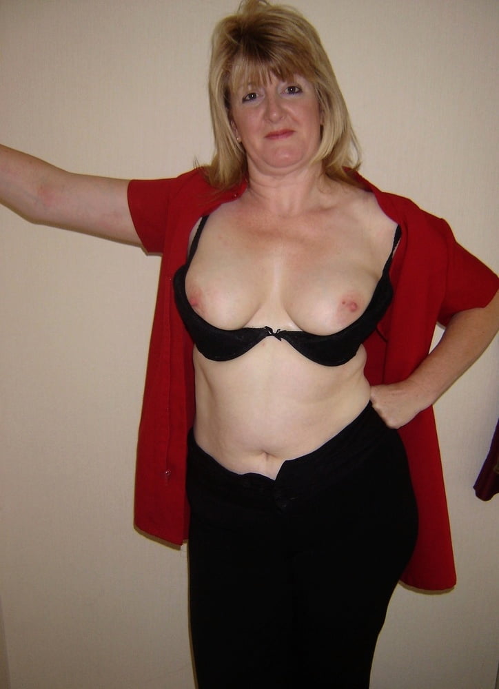 Naked blonde wife - 35 Photos 